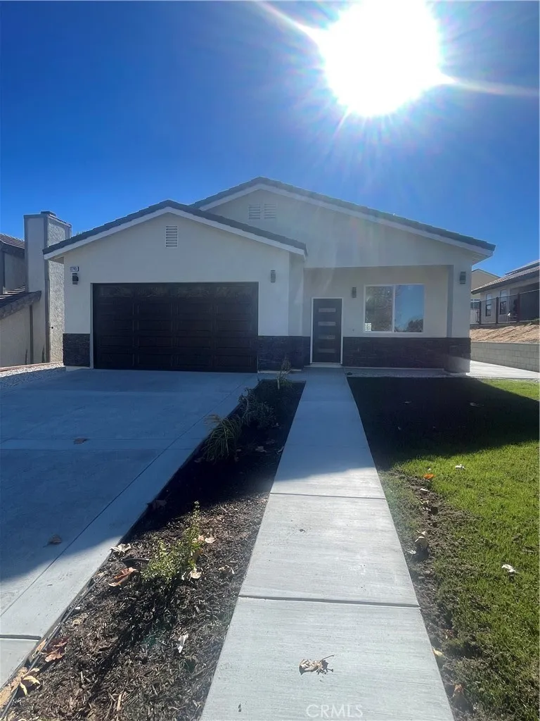 17745 Vista Point, Victorville, California 92395 home-pic-1